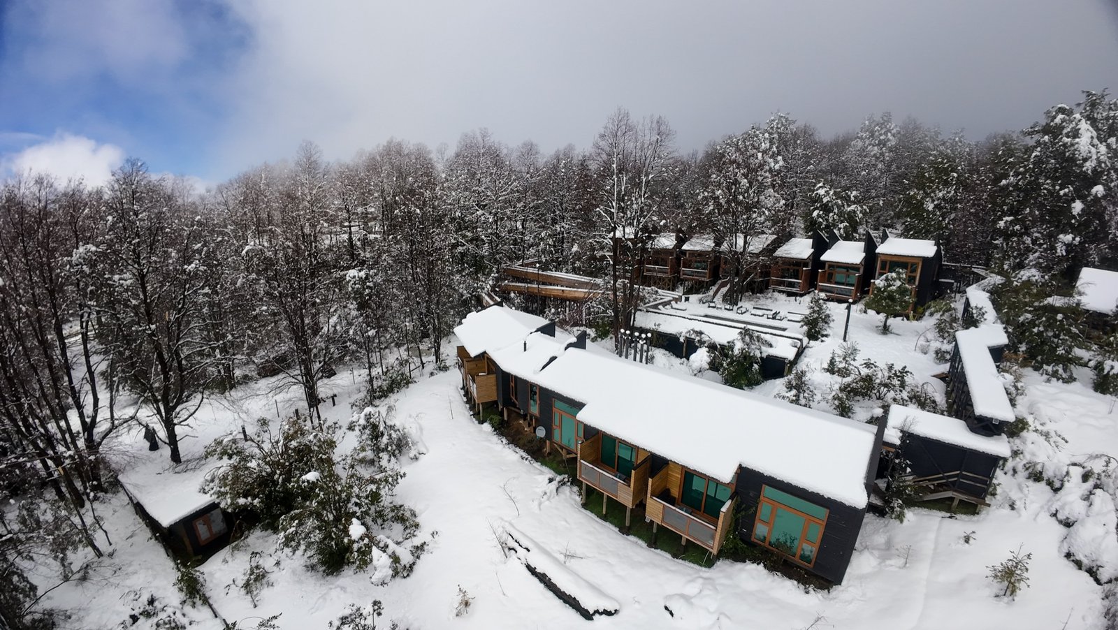 Vista aérea del lodge entre el bosque de Los Nevados
