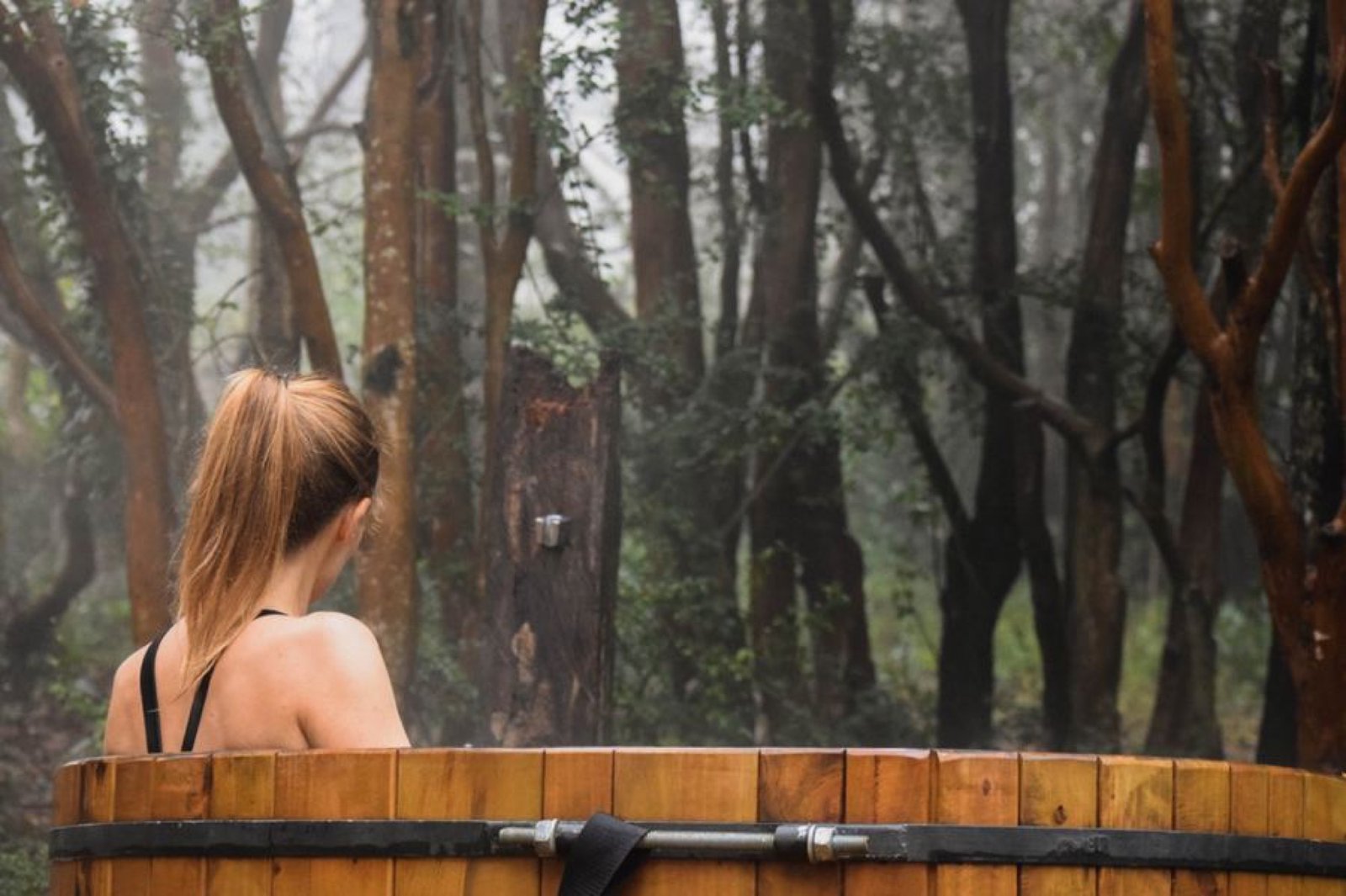 Tina de madera en el bosque de Ni-Newen