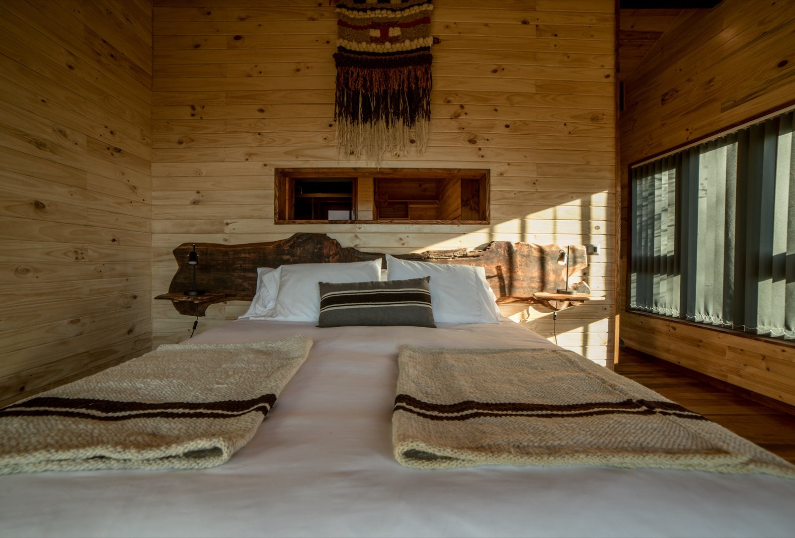 Habitación Ni-Newen con diseño en madera nativa